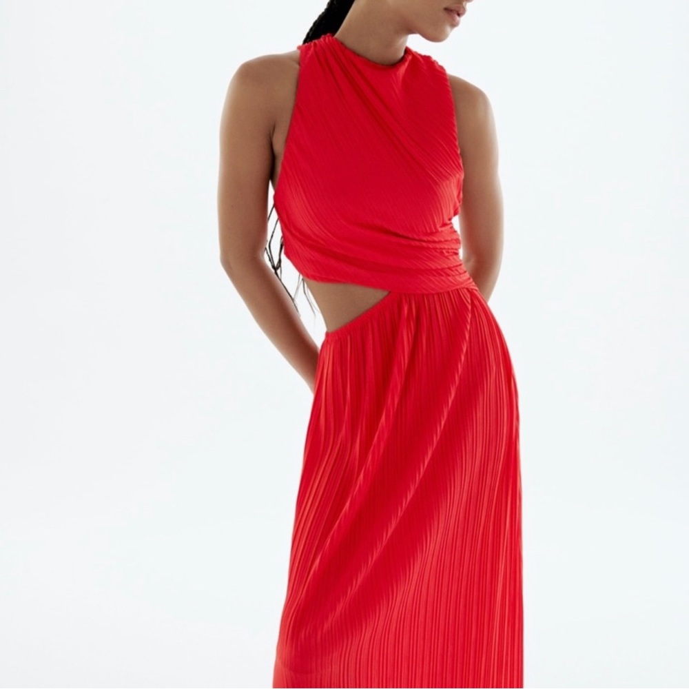 Cut out pleated dress